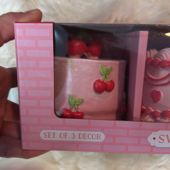 Set of 3 Valentines Day resin faux mini cake decor NIB - Picture 2 of 5